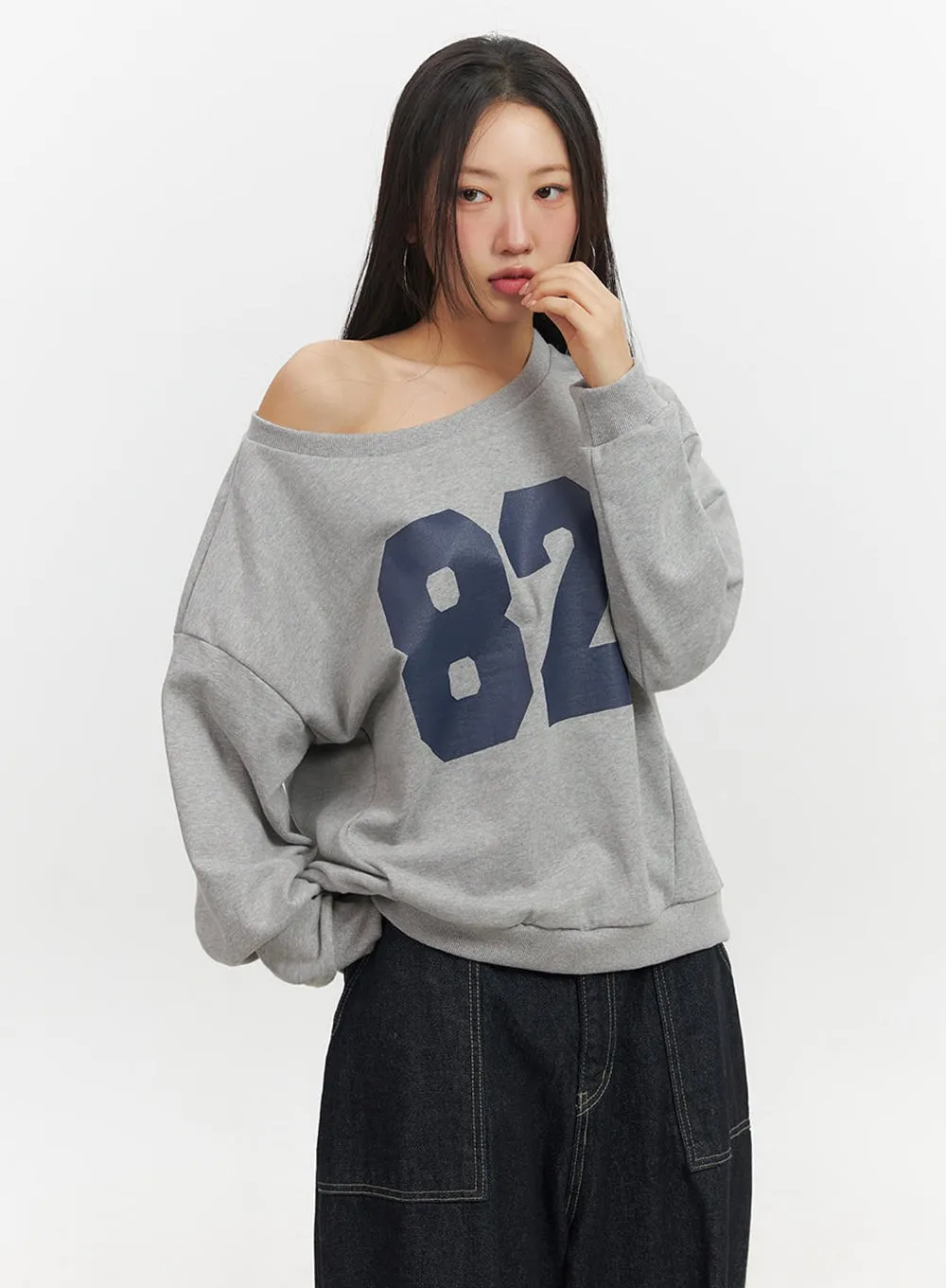 One-Shoulder Graphic Crewneck IF510