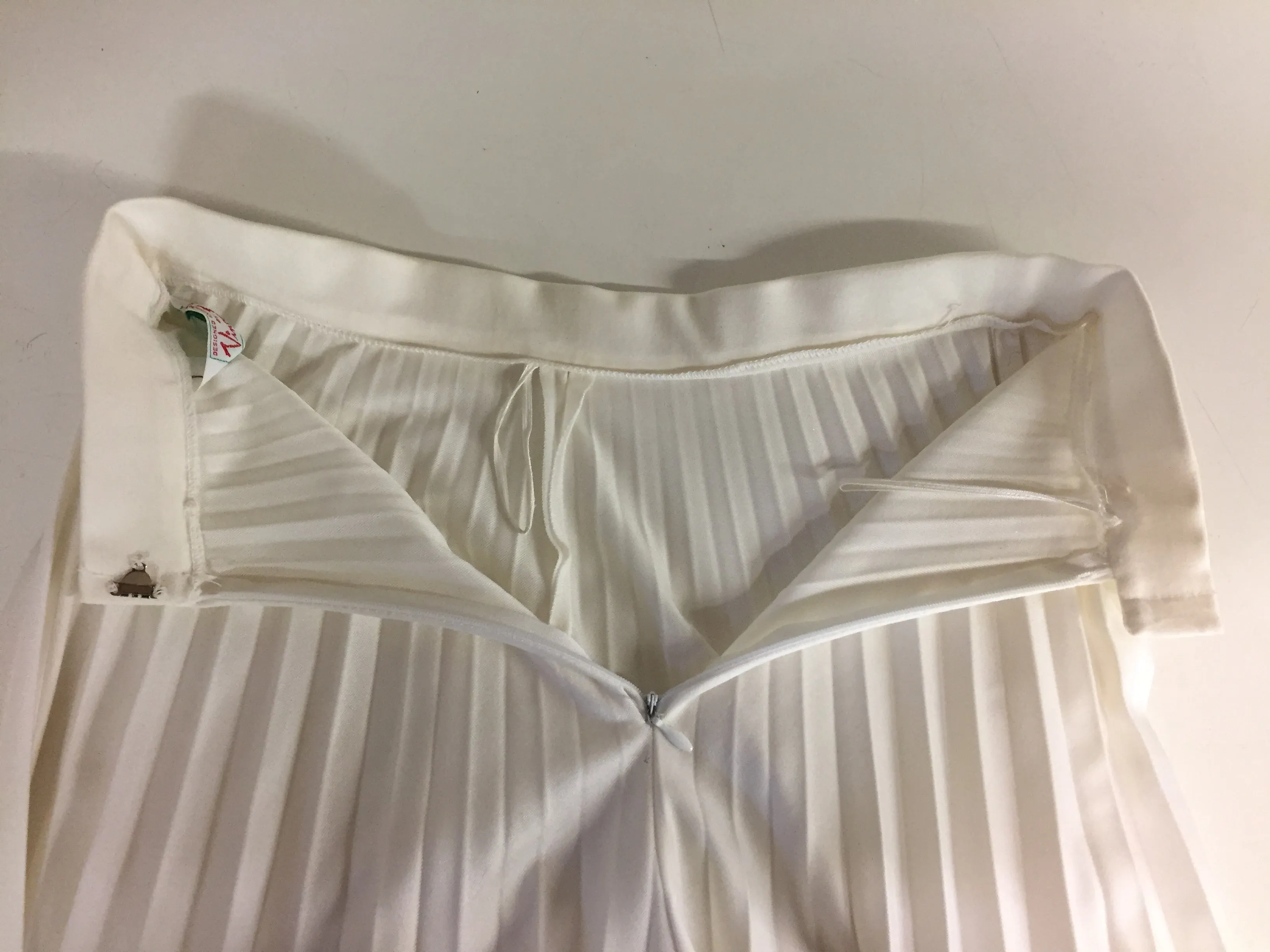 Stunning 1970's White Pleated Gaucho Pants Designed By Vincenti