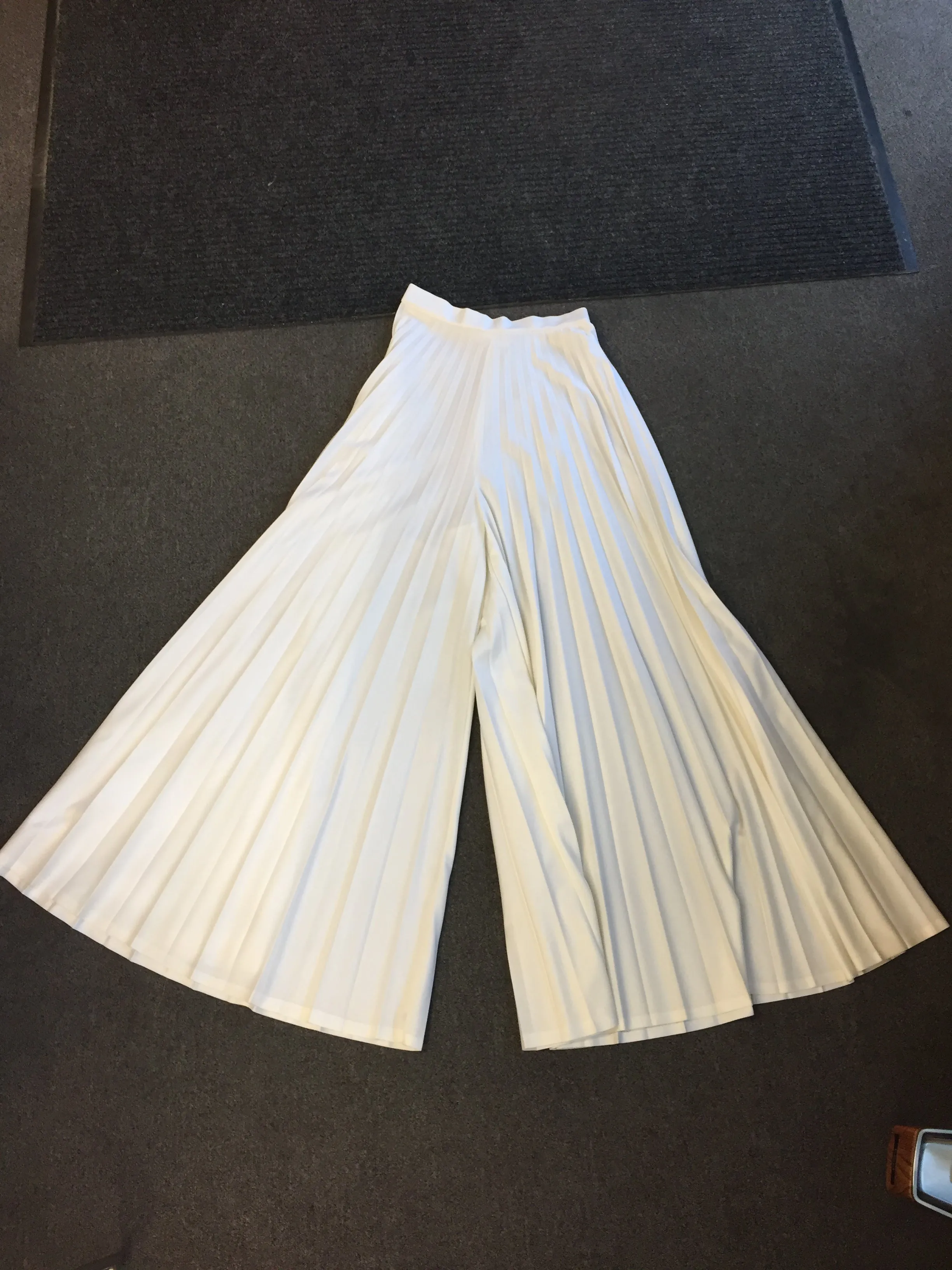 Stunning 1970's White Pleated Gaucho Pants Designed By Vincenti
